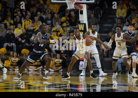 Wichita, Kansas, USA. 25 Nov, 2018. Wichita Zustand Shockers vorwärts Markis McDuffie (1) Geht für eine looes Kugel während der NCAA Basketball Spiel zwischen den Reis Eulen und die Wichita State Shockers an Charles Koch Arena in Wichita, Kansas. Kendall Shaw/CSM/Alamy leben Nachrichten Stockfoto