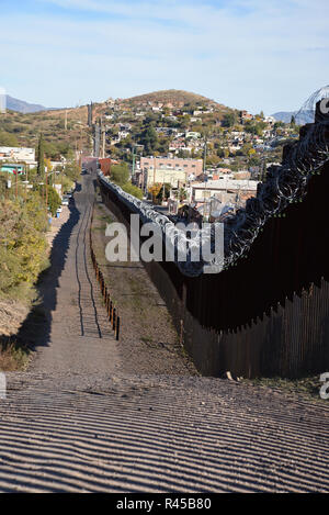 Nogales, Arizona, USA. 24. November 2018. Im Rahmen der Operation sichere Leitung, U.S. Army Truppen installieren Stacheldraht an der US-mexikanischen Grenze Mauer westlich der DeConcini Hafen von Eintrag in Nogales, Arizona, USA. 7.000 Soldaten wurden in die südwestlichen US-Grenze im letzten Monat auf Antrag der Verwaltung Präsident Donald Trump eingesetzt. Credit: Norma Jean Gargasz/Alamy leben Nachrichten Stockfoto