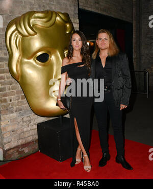 Giovanni Spano und Natasha Jenkins arrivers bei der BAFTA Awards 2018 Kinder im Ringlokschuppen am 25. November 2018, London, UK. Stockfoto