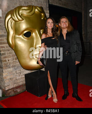 Giovanni Spano und Natasha Jenkins arrivers bei der BAFTA Awards 2018 Kinder im Ringlokschuppen am 25. November 2018, London, UK. Stockfoto