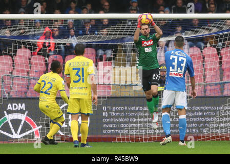 Napoli, Kampanien, Italien, 25-11-18, Serie A Fußballspiel SSC Neapel - Chievo Verona im San Paolo Stadion in Foto Orestis Karnezis Torwart des SSC Napoli in Aktion Quelle: Antonio Balasco/Alamy leben Nachrichten Stockfoto