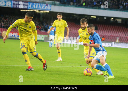 Napoli, Kampanien, Italien, 25-11-18, Serie A Fußballspiel SSC Neapel - Chievo Verona im San Paolo Stadion in Foto Dreies Mertens in Aktion, Përparim Hetemaj und Fabio Depaoli Credit: Antonio Balasco/Alamy leben Nachrichten Stockfoto