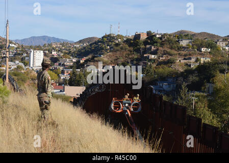 Nogales, Arizona, USA. 24. November 2018. Im Rahmen der Operation sichere Leitung, U.S. Army Truppen installieren Stacheldraht an der US-mexikanischen Grenze Mauer westlich der DeConcini Hafen von Eintrag in Nogales, Arizona, USA. 7.000 Soldaten wurden in die südwestlichen US-Grenze im letzten Monat auf Antrag der Verwaltung Präsident Donald Trump eingesetzt. Credit: Norma Jean Gargasz/Alamy leben Nachrichten Stockfoto