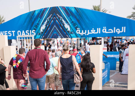 Abu Dhabi, VAE. November 25, 2018 - Yas Marina Circuit, Abu Dhabi, UAE: Masse in der Zeile für den letzten Tag des Abu Dhabi Grand Prix Formel 1 zu geben. Credit: Fahd Khan/Alamy leben Nachrichten Stockfoto