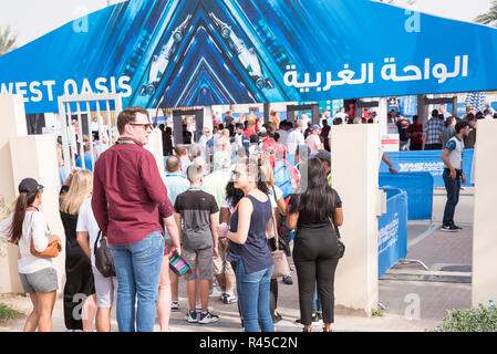 Abu Dhabi, VAE. November 25, 2018 - Yas Marina Circuit, Abu Dhabi, UAE: Masse in der Zeile für den letzten Tag des Abu Dhabi Grand Prix Formel 1 zu geben. Credit: Fahd Khan/Alamy leben Nachrichten Stockfoto