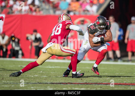 Tampa, Florida, USA. 25 Nov, 2018. Tampa Bay Buccaneers festes Ende Antony Auclair (82) erhält den Ball für einen ersten Abstieg über San Francisco 49ers Middle linebacker Fred Warner (48) bei Raymond James Stadium am Sonntag November 25, 2018 in Tampa, Florida. Credit: Travis Pendergrass/ZUMA Draht/Alamy leben Nachrichten Stockfoto