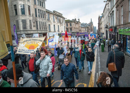 Glasgow, Renfrewshire, Großbritannien. 24 Nov, 2018. Die demonstranten gesehen Holding Banner und Plakate marschieren während der Demonstration. Mitglieder der Schottischen Sozialistischen Partei hielt Proteste gegen Rassismus in Glasgow und Aberdeen. Credit: Stewart Kirby/SOPA Images/ZUMA Draht/Alamy leben Nachrichten Stockfoto