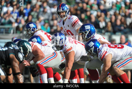 Philadelphia, Pennsylvania, USA. 25 Nov, 2018. Eli Manning (10) der New York Giants sieht über die Verteidigung während eines Spiels gegen die Philadelphia Eagles am 25. November 2018 Lincoln Financial Field in Philadelphia, Pennsylvania. Gregory Vasil/Cal Sport Media/Alamy leben Nachrichten Stockfoto