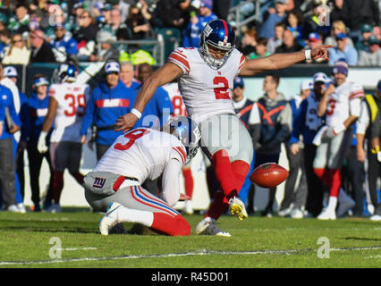 Philadelphia, Pennsylvania, USA. 25 Nov, 2018. Aldrick Rosas (2) der New York Giants tritt ein Feld Ziel während eines Spiels gegen die Philadelphia Eagles am 25. November 2018 Lincoln Financial Field in Philadelphia, Pennsylvania. Gregory Vasil/Cal Sport Media/Alamy leben Nachrichten Stockfoto