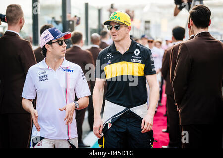 Abu Dhabi, VAE. 25 Nov, 2018. Sahara Force India F1 Team mexikanischen Treiber Sergio Perez (L) und Renault Sport F1-Team die deutschen Fahrer Nico Hulkenberg für die Fahrer parade vor der Formel 1 Abu Dhabi Grand Prix auf dem Yas Marina Circuit in Abu Dhabi am 25. November 2018 ankommen. Credit: Jure Makovec/Alamy leben Nachrichten Stockfoto