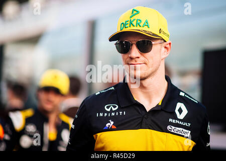 Abu Dhabi, VAE. 25 Nov, 2018. Renault Sport F1-Team die deutschen Fahrer Nico Hulkenberg für die Fahrer Parade kommt vor der Formel 1 Abu Dhabi Grand Prix auf dem Yas Marina Circuit in Abu Dhabi am 25. November 2018. Credit: Jure Makovec/Alamy leben Nachrichten Stockfoto
