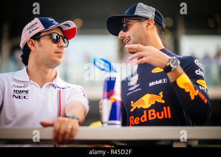 Abu Dhabi, VAE. 25 Nov, 2018. Sahara Force India F1 Team mexikanischen Treiber Sergio Perez (L) und Red Bull Racing australische Fahrer Daniel Ricciardo die Treiber parade vor der Formel 1 Abu Dhabi Grand Prix auf dem Yas Marina Circuit in Abu Dhabi am 25. November 2018 teil. Credit: Jure Makovec/Alamy leben Nachrichten Stockfoto