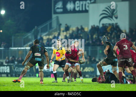 Parma, Italien. 25. November 2018. Von Munster Scrum Hälfte Conor Murray rücken das Feld nach seiner Verletzung im Spiel gegen Zebre Rugby Club. Hier passt den Ball zu seinem Teamkollegen. © Massimiliano Carnabuci/Alamy leben Nachrichten Stockfoto