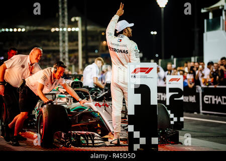 Abu Dhabi, VAE. 25 Nov, 2018. Mercedes AMG PETRONAS-F1-Teams British Pilot Lewis Hamilton feiert nach dem Gewinn der Formel 1 Abu Dhabi Grand Prix auf dem Yas Marina Circuit in Abu Dhabi am 25. November 2018. Credit: Jure Makovec/Alamy leben Nachrichten Stockfoto