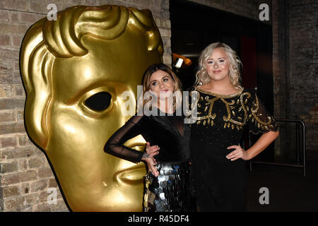 Katie Thistleton und Lauren Layfield arrivers bei der BAFTA Awards 2018 Kinder im Ringlokschuppen am 25. November 2018, London, UK. Stockfoto
