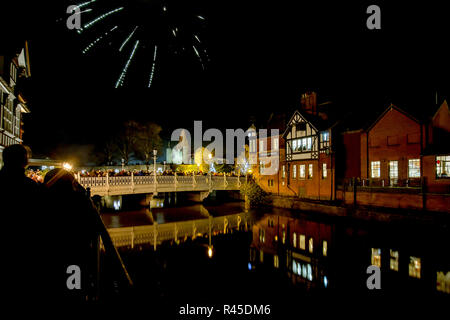 Tonbridge, Kent, England. 25. November 2018. Das Feuerwerk vor der Tonbridge Schloss Rasen mit dem Einschalten des Tonbridge Chirstmas Lichter zu markieren. Foto neben dem Fluss Medway mit Tonbridge Burg in der Ferne, Leuchten in der Nacht. Sarah Mott/Alamy leben Nachrichten Stockfoto