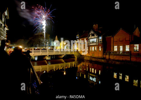 Tonbridge, Kent, England. 25. November 2018. Das Feuerwerk vor der Tonbridge Schloss Rasen mit dem Einschalten des Tonbridge Chirstmas Lichter zu markieren. Foto neben dem Fluss Medway mit Tonbridge Burg in der Ferne, Leuchten in der Nacht. Sarah Mott/Alamy leben Nachrichten Stockfoto