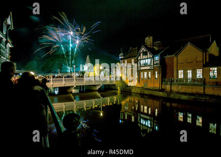 Tonbridge, Kent, England. 25. November 2018. Das Feuerwerk vor der Tonbridge Schloss Rasen mit dem Einschalten des Tonbridge Chirstmas Lichter zu markieren. Foto neben dem Fluss Medway mit Tonbridge Burg in der Ferne, Leuchten in der Nacht. Sarah Mott/Alamy leben Nachrichten Stockfoto