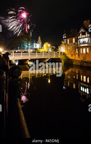 Tonbridge, Kent, England. 25. November 2018. Das Feuerwerk vor der Tonbridge Schloss Rasen mit dem Einschalten des Tonbridge Chirstmas Lichter zu markieren. Foto neben dem Fluss Medway mit Tonbridge Burg in der Ferne, Leuchten in der Nacht. Sarah Mott/Alamy leben Nachrichten Stockfoto