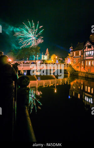 Tonbridge, Kent, England. 25. November 2018. Das Feuerwerk vor der Tonbridge Schloss Rasen mit dem Einschalten des Tonbridge Chirstmas Lichter zu markieren. Foto neben dem Fluss Medway mit Tonbridge Burg in der Ferne, Leuchten in der Nacht. Sarah Mott/Alamy leben Nachrichten Stockfoto