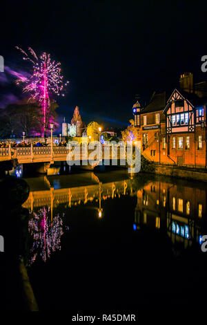 Tonbridge, Kent, England. 25. November 2018. Das Feuerwerk vor der Tonbridge Schloss Rasen mit dem Einschalten des Tonbridge Chirstmas Lichter zu markieren. Foto neben dem Fluss Medway mit Tonbridge Burg in der Ferne, Leuchten in der Nacht. Sarah Mott/Alamy leben Nachrichten Stockfoto