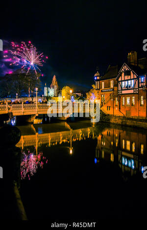 Tonbridge, Kent, England. 25. November 2018. Das Feuerwerk vor der Tonbridge Schloss Rasen mit dem Einschalten des Tonbridge Chirstmas Lichter zu markieren. Foto neben dem Fluss Medway mit Tonbridge Burg in der Ferne, Leuchten in der Nacht. Sarah Mott/Alamy leben Nachrichten Stockfoto