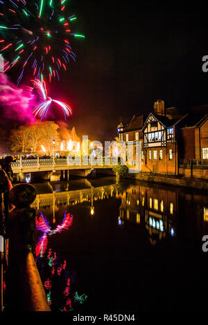 Tonbridge, Kent, England. 25. November 2018. Das Feuerwerk vor der Tonbridge Schloss Rasen mit dem Einschalten des Tonbridge Chirstmas Lichter zu markieren. Foto neben dem Fluss Medway mit Tonbridge Burg in der Ferne, Leuchten in der Nacht. Sarah Mott/Alamy leben Nachrichten Stockfoto