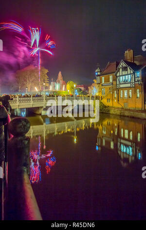 Tonbridge, Kent, England. 25. November 2018. Das Feuerwerk vor der Tonbridge Schloss Rasen mit dem Einschalten des Tonbridge Chirstmas Lichter zu markieren. Foto neben dem Fluss Medway mit Tonbridge Burg in der Ferne, Leuchten in der Nacht. Sarah Mott/Alamy leben Nachrichten Stockfoto