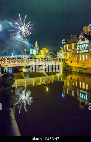 Tonbridge, Kent, England. 25. November 2018. Das Feuerwerk vor der Tonbridge Schloss Rasen mit dem Einschalten des Tonbridge Chirstmas Lichter zu markieren. Foto neben dem Fluss Medway mit Tonbridge Burg in der Ferne, Leuchten in der Nacht. Sarah Mott/Alamy leben Nachrichten Stockfoto