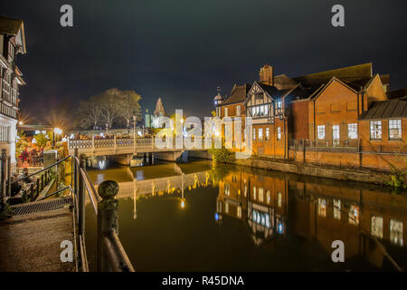 Tonbridge, Kent, England. 25. November 2018. Das Feuerwerk vor der Tonbridge Schloss Rasen mit dem Einschalten des Tonbridge Chirstmas Lichter zu markieren. Foto neben dem Fluss Medway mit Tonbridge Burg in der Ferne, Leuchten in der Nacht. Sarah Mott/Alamy leben Nachrichten Stockfoto