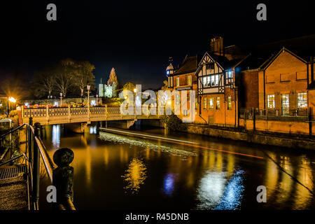 Tonbridge, Kent, England. 25. November 2018. Das Feuerwerk vor der Tonbridge Schloss Rasen mit dem Einschalten des Tonbridge Chirstmas Lichter zu markieren. Foto neben dem Fluss Medway mit Tonbridge Burg in der Ferne, Leuchten in der Nacht. Sarah Mott/Alamy leben Nachrichten Stockfoto