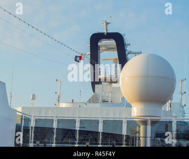 Kommunikation Antennen und andere elektronische Geräte, die auf dem oberen Deck des Kreuzfahrtschiff MSC Meraviglia, 7. Oktober 2018 Stockfoto