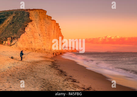 Die Sonne auf einem Ende September Abend in West Bay an der Jurassic Coast in Dorset. Stockfoto