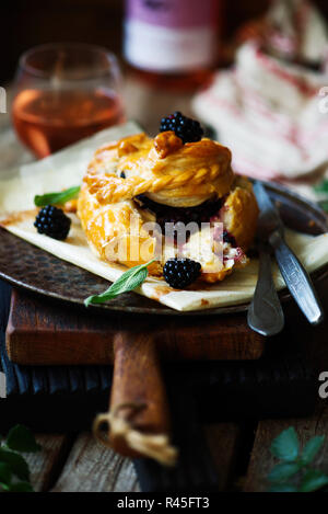 Baked Brie mit Blackberry in Blätterteig. rustikales und selektiven Fokus Stockfoto