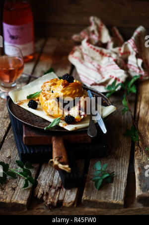 Baked Brie mit Blackberry in Blätterteig. rustikales und selektiven Fokus Stockfoto