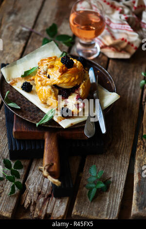 Baked Brie mit Blackberry in Blätterteig. rustikales und selektiven Fokus Stockfoto