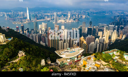 Der Peak Tower, Victoria Peak, mit Blick auf Hong Kong Stockfoto