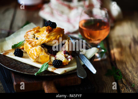 Baked Brie mit Blackberry in Blätterteig. rustikales und selektiven Fokus Stockfoto