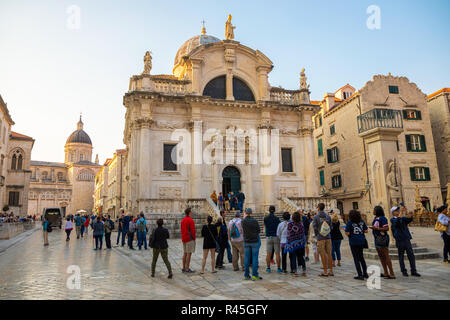 Dubrovnik, Kroatien - 20.10.2018: Square in St. Blasius Kirche und Menschen am Stradun Straße in der Altstadt von Dubrovnik, Kroatien Stockfoto