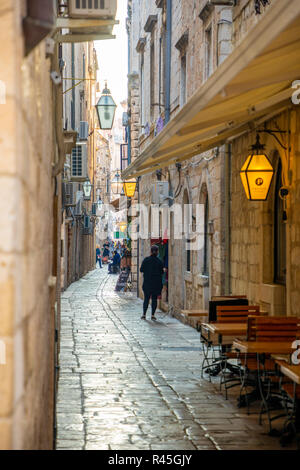 Dubrovnik, Kroatien - 20.10.2018: Mittelalterliche Gasse in der Altstadt von Dubrovnik, Kroatien Stockfoto