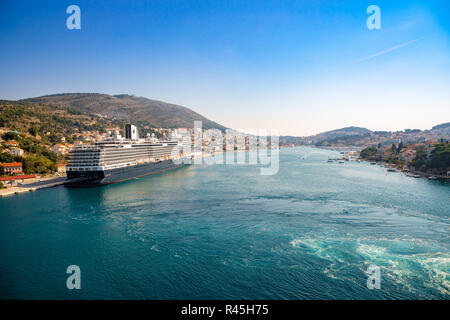 Dubrovnik, Kroatien - 20.10.2018: Cruise Ship in kroatischen Hafen von Dubrovnik, Kroatien Stockfoto