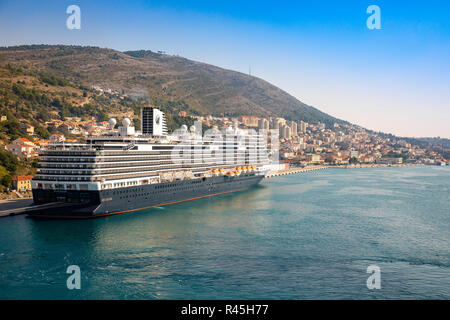 Dubrovnik, Kroatien - 20.10.2018: Cruise Ship in kroatischen Hafen von Dubrovnik, Kroatien Stockfoto