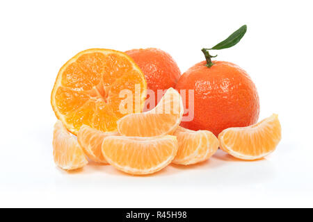Tropische Früchte Zusammensetzung - frisches Obst und Stücke von Orange oder Mandarine mit Blättern auf weißem Hintergrund Stockfoto