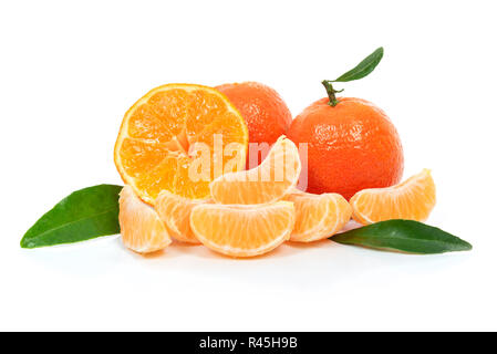 Tropische Früchte Zusammensetzung - frisches Obst und Stücke von Orange oder Mandarine mit Blättern auf weißem Hintergrund Stockfoto