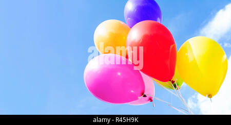 Draußen Party Dekoration - Mischung aus bunten Ballons auf einem blauen Himmel Hintergrund mit kopieren. Stockfoto