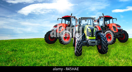 Landwirtschaftliche Werbebanner - Gruppe der neuen und modernen generischen Traktoren auf der grünen Wiese im sonnigen Tag (gemischt). Stockfoto