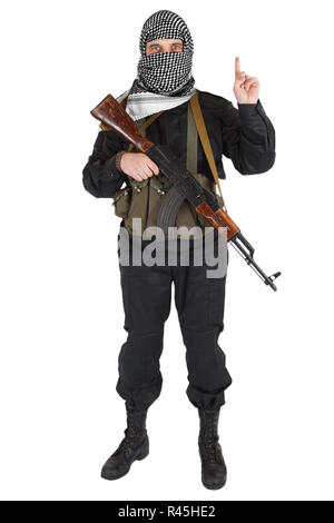 Aufständische in schwarzer Uniform und shemagh Schwarz und Weiß gekleidet mit AK 47 Gewehr isoliert auf weißem Stockfoto