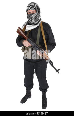 Aufständische in schwarzer Uniform und shemagh Schwarz und Weiß gekleidet mit AK 47 Gewehr isoliert auf weißem Stockfoto