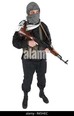 Aufständische in schwarzer Uniform und shemagh Schwarz und Weiß gekleidet mit AK 47 Gewehr isoliert auf weißem Stockfoto