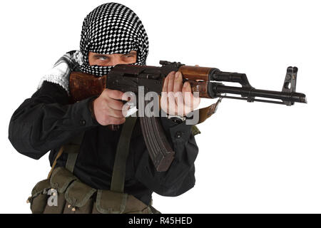 Aufständische in schwarzer Uniform und shemagh Schwarz und Weiß gekleidet mit AK 47 Gewehr isoliert auf weißem Stockfoto